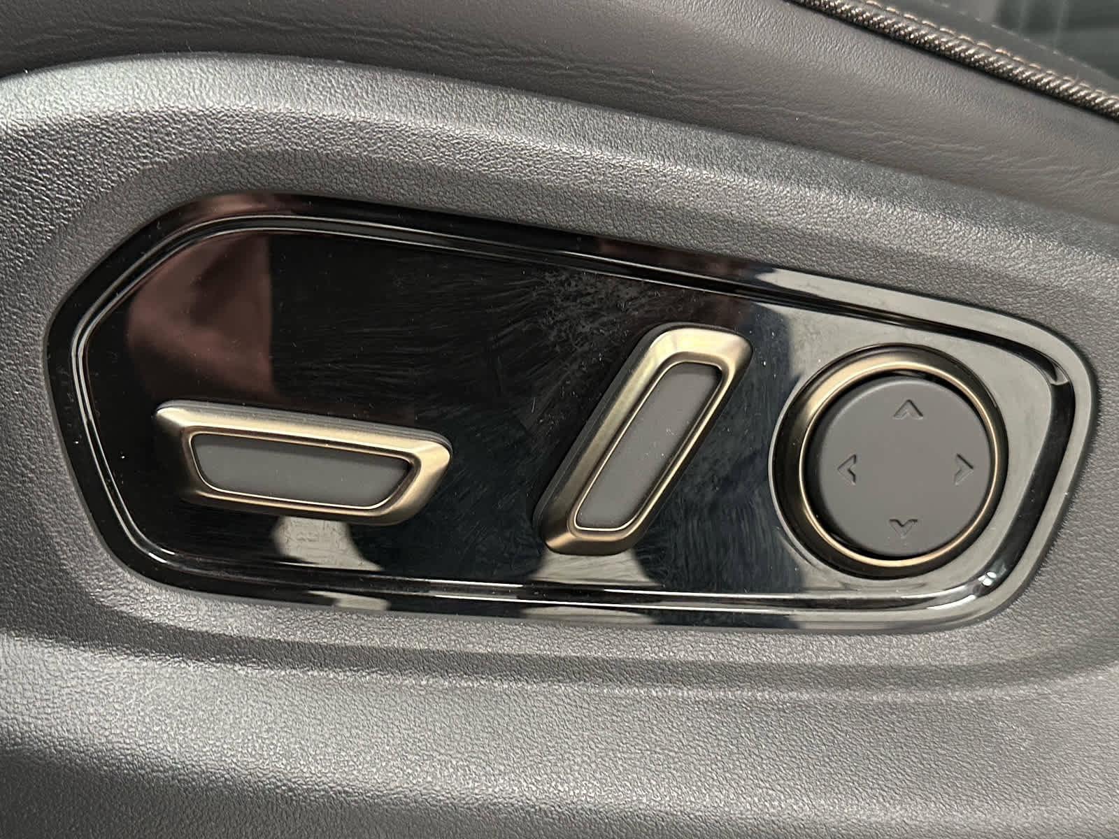 Used 2026 Rivian R1S Premium image 12