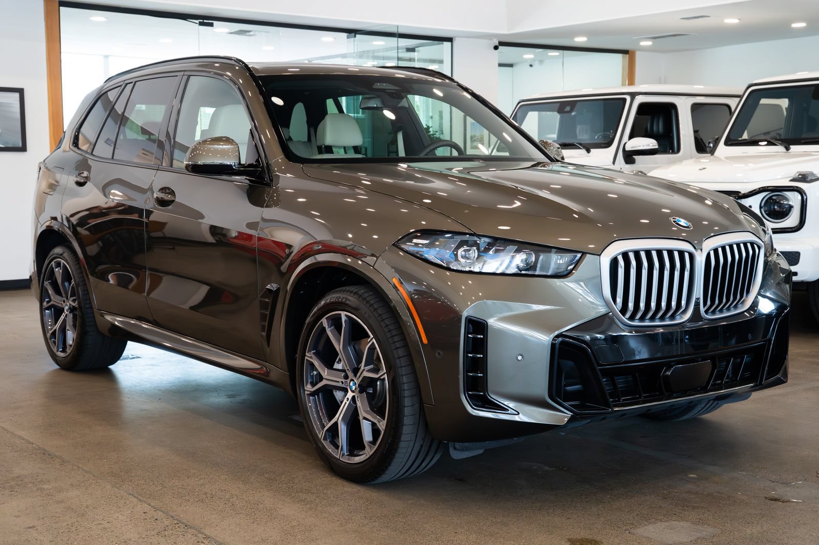Used 2024 BMW X5 xDrive40i w/ M Sport Package AWD/4WD image 3