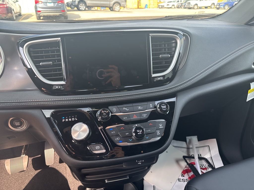 New 2026 Chrysler Pacifica Select image 25