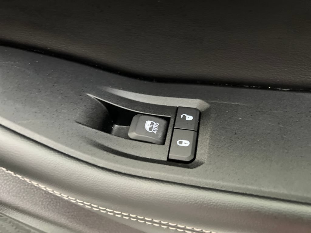 Used 2025 Jeep Grand Cherokee Altitude AWD/4WD image 31