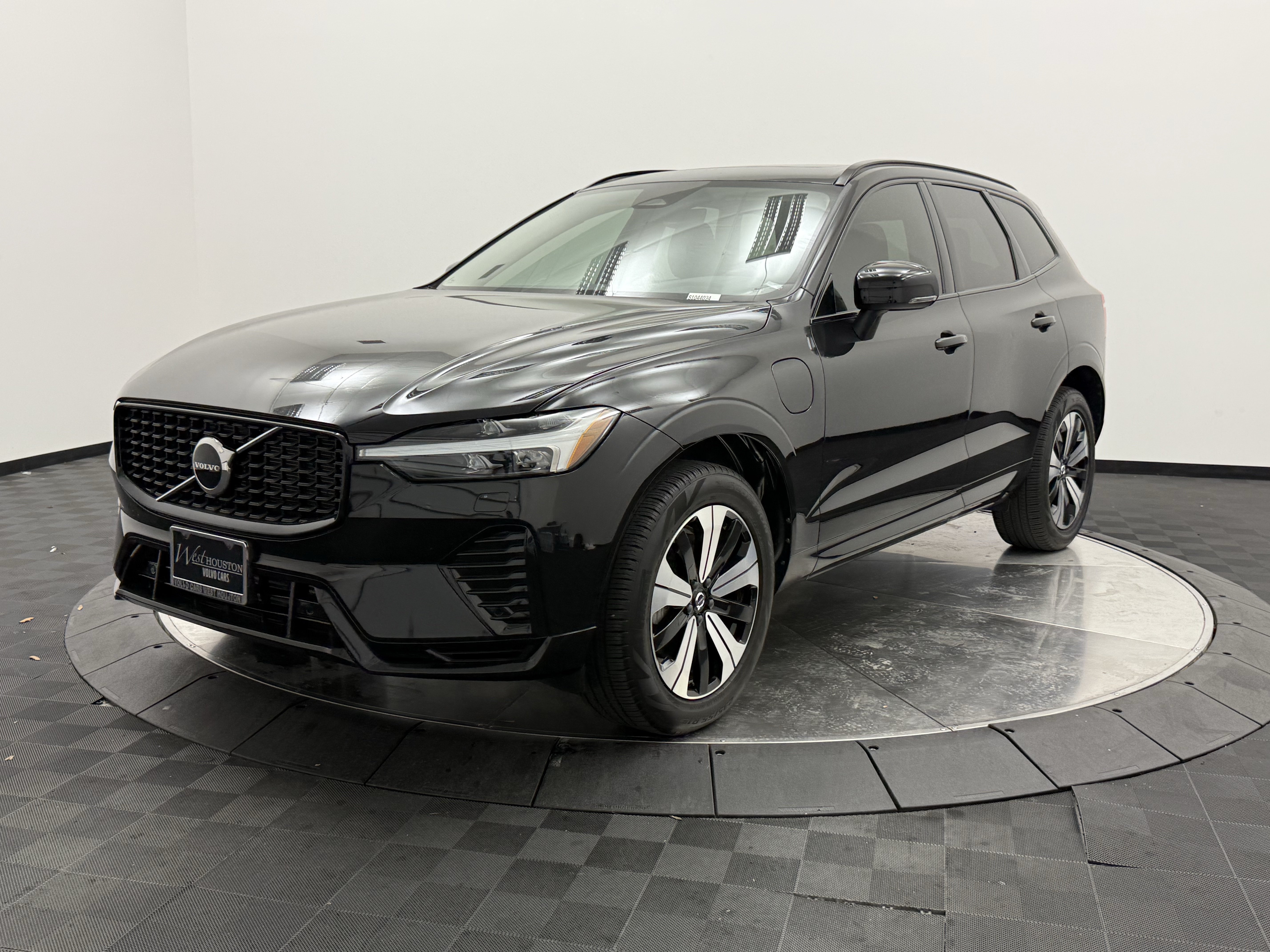 Certified 2025 Volvo XC60 T8 Core w/ Protection Package Premier AWD/4WD image 3