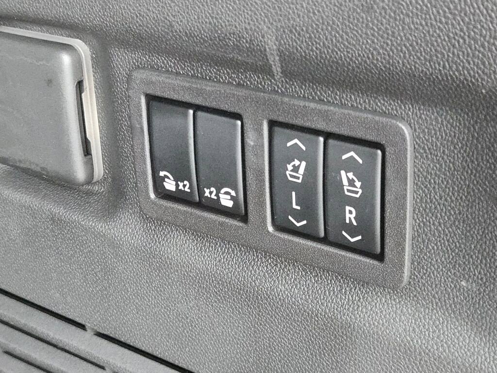 Used 2023 GMC Yukon XL Denali Ultimate image 21