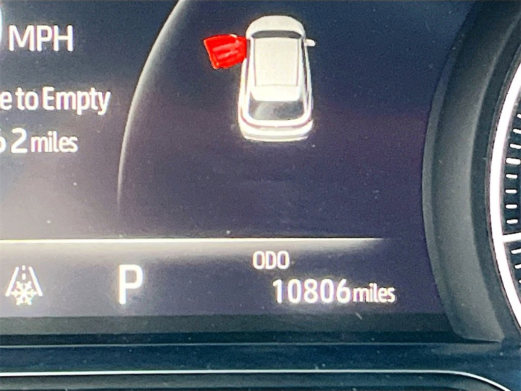 Used 2024 Toyota Venza XLE image 12