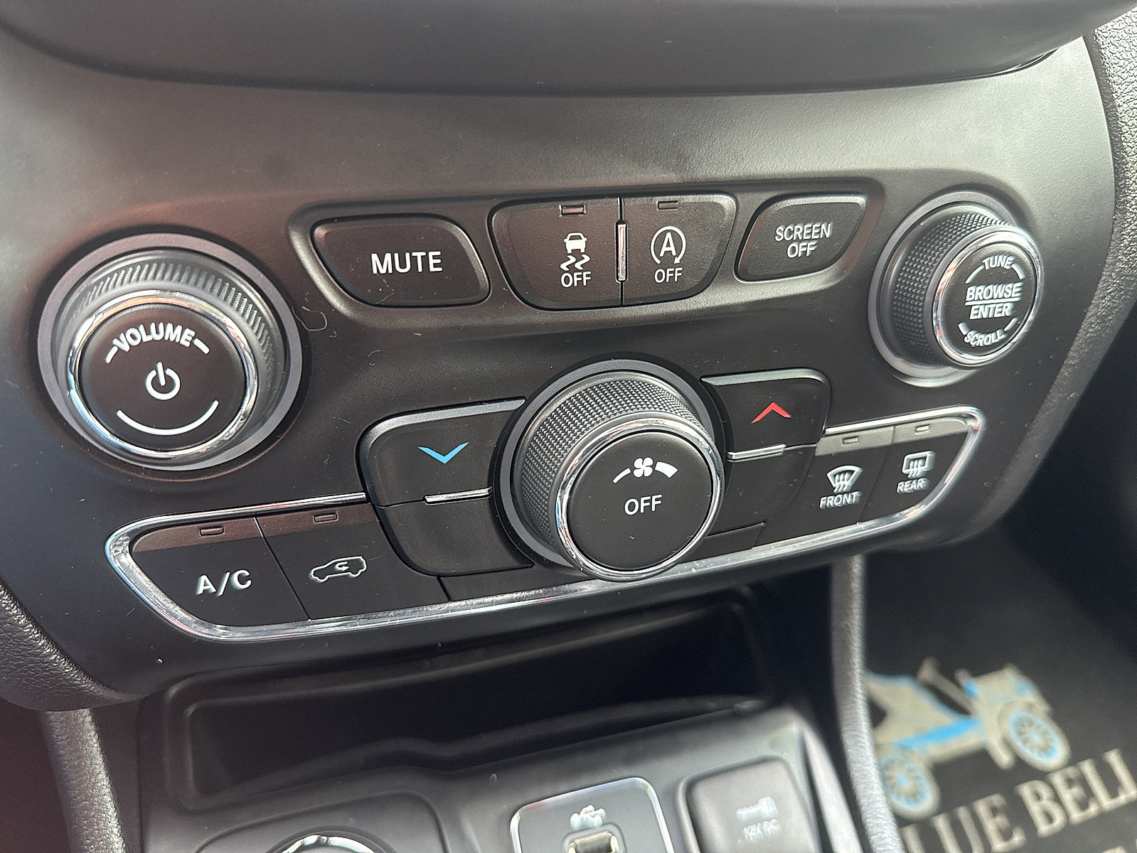Used 2019 Jeep Cherokee Latitude w/ Cold Weather Group AWD/4WD image 54
