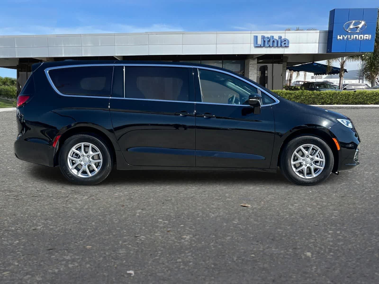 Used 2026 Chrysler Pacifica Select FWD image 9