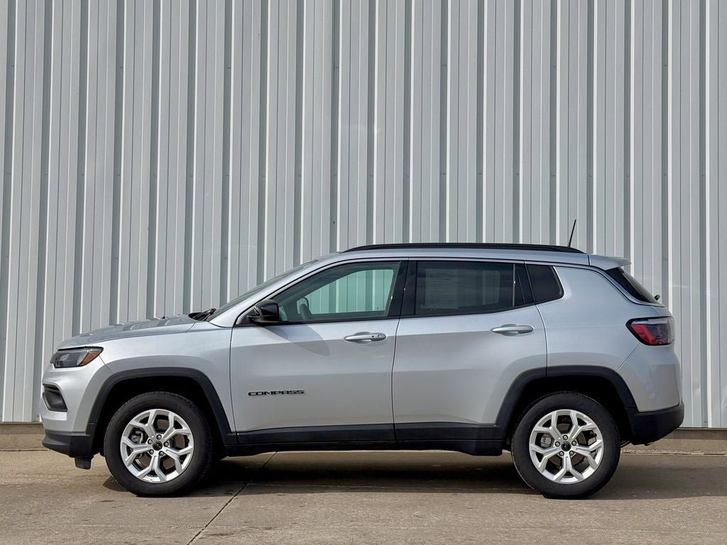 Used 2025 Jeep Compass Latitude AWD/4WD image 3