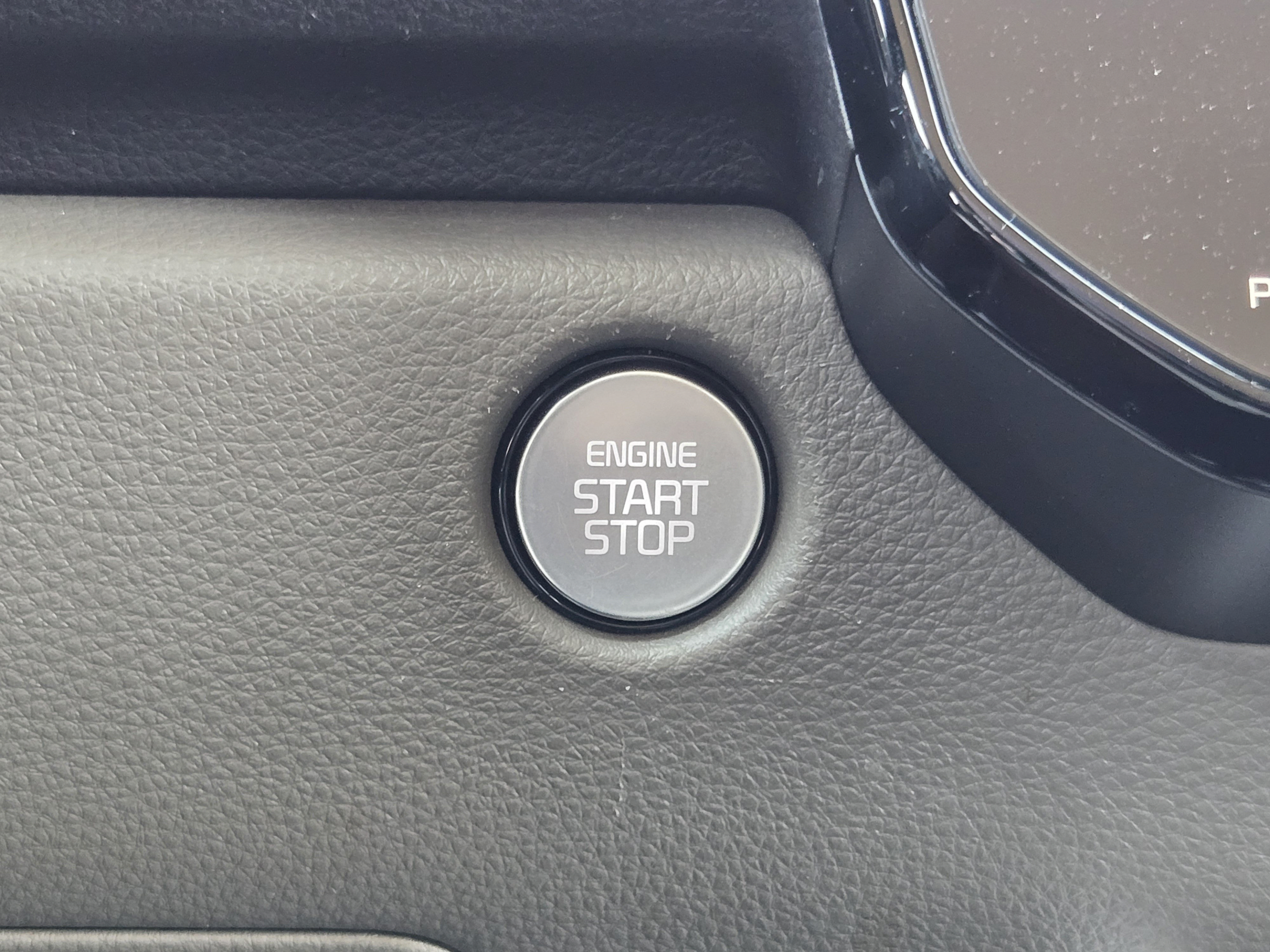 Used 2025 Kia Carnival FWD image 17