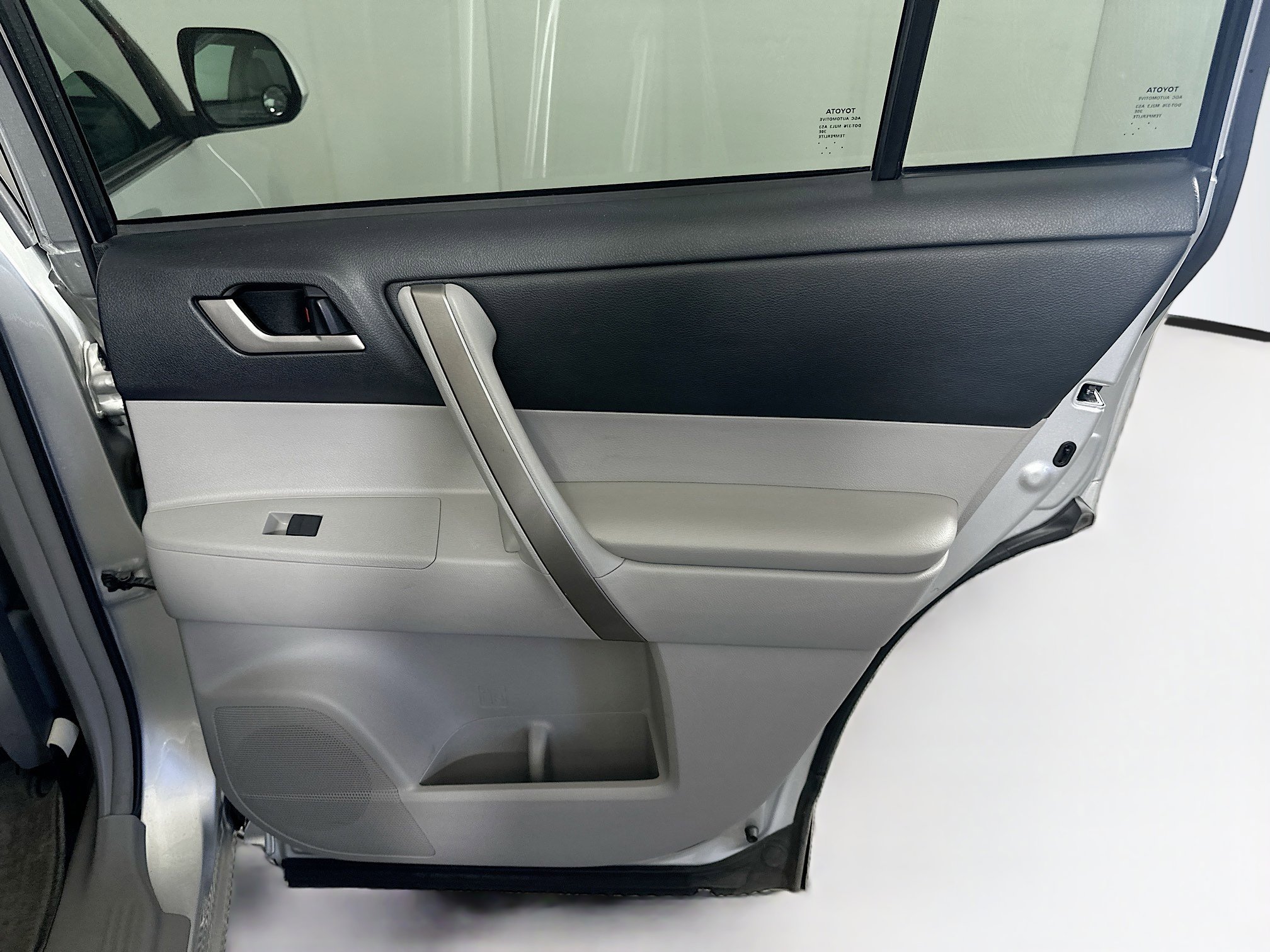 Used 2010 Toyota Highlander SE FWD image 30
