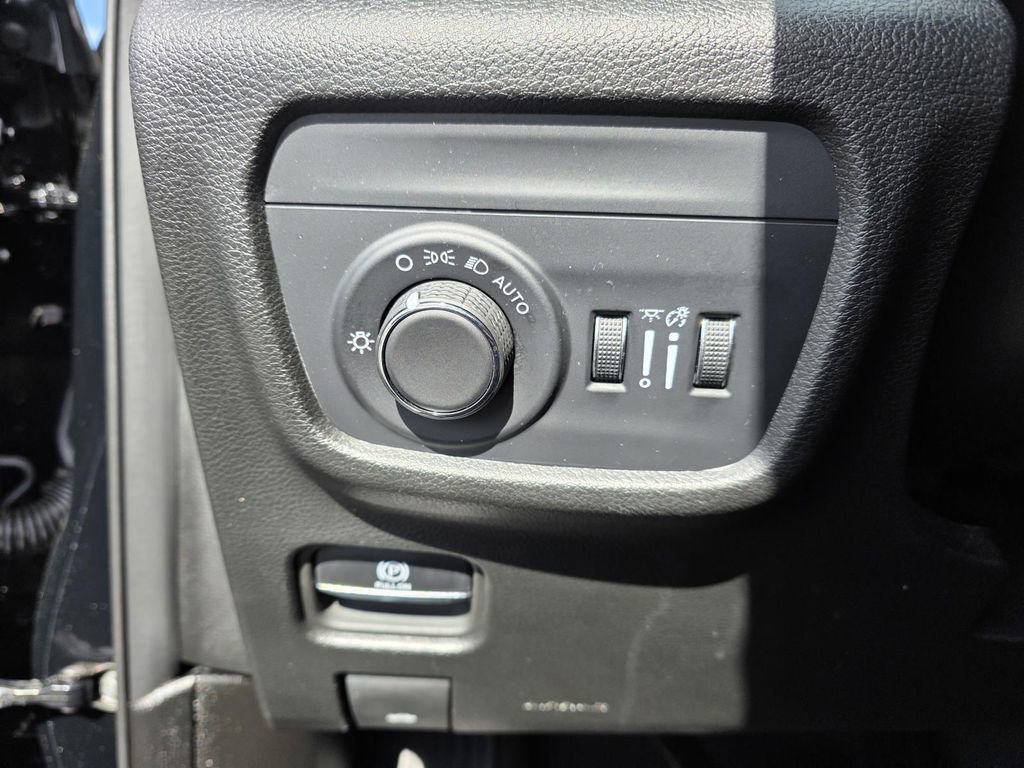 Certified 2025 Jeep Grand Cherokee Altitude image 14