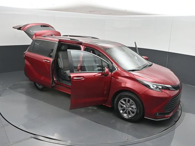 Used 2025 Toyota Sienna XLE FWD image 59