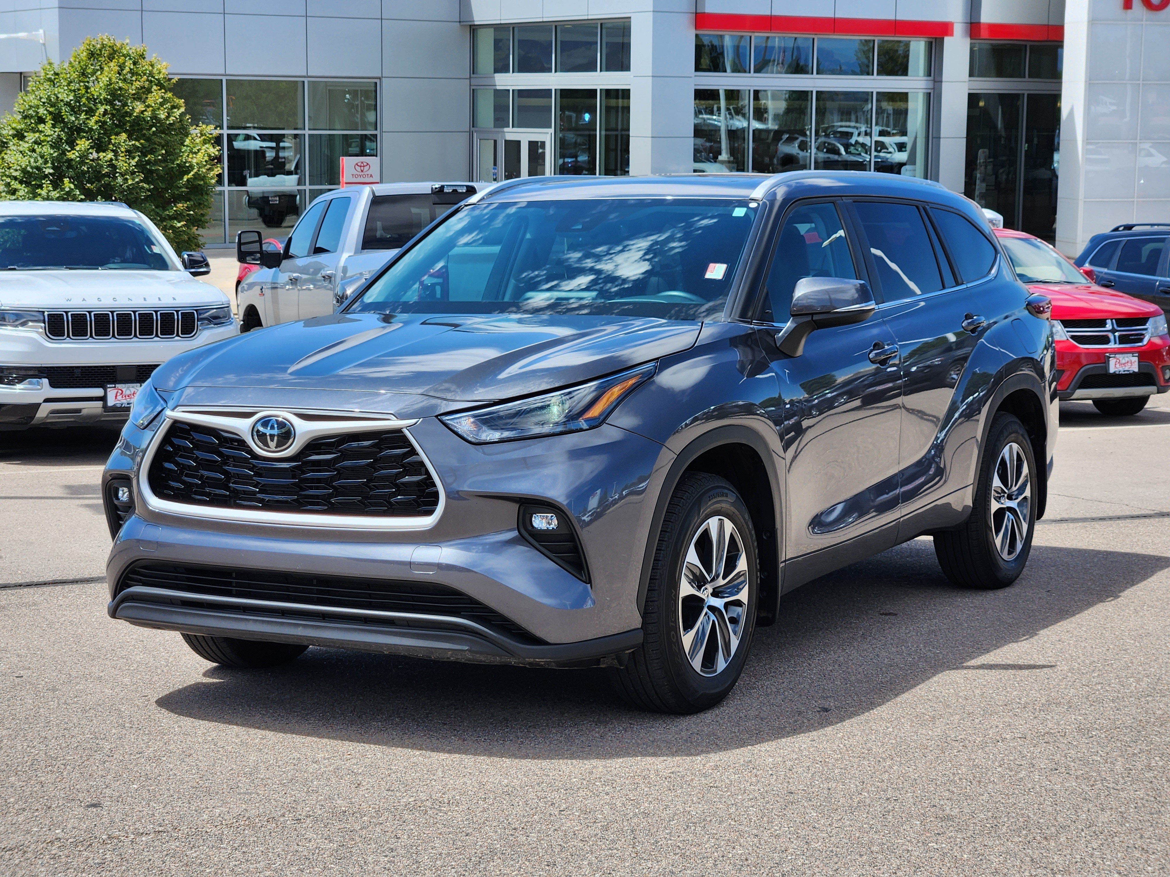 Used 2025 Toyota Highlander XLE AWD/4WD image 4