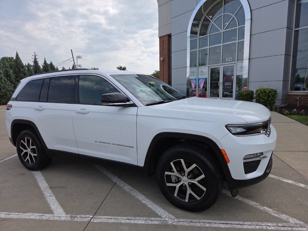 Certified 2025 Jeep Grand Cherokee Limited w/ Trailer Tow Package AWD/4WD image 2