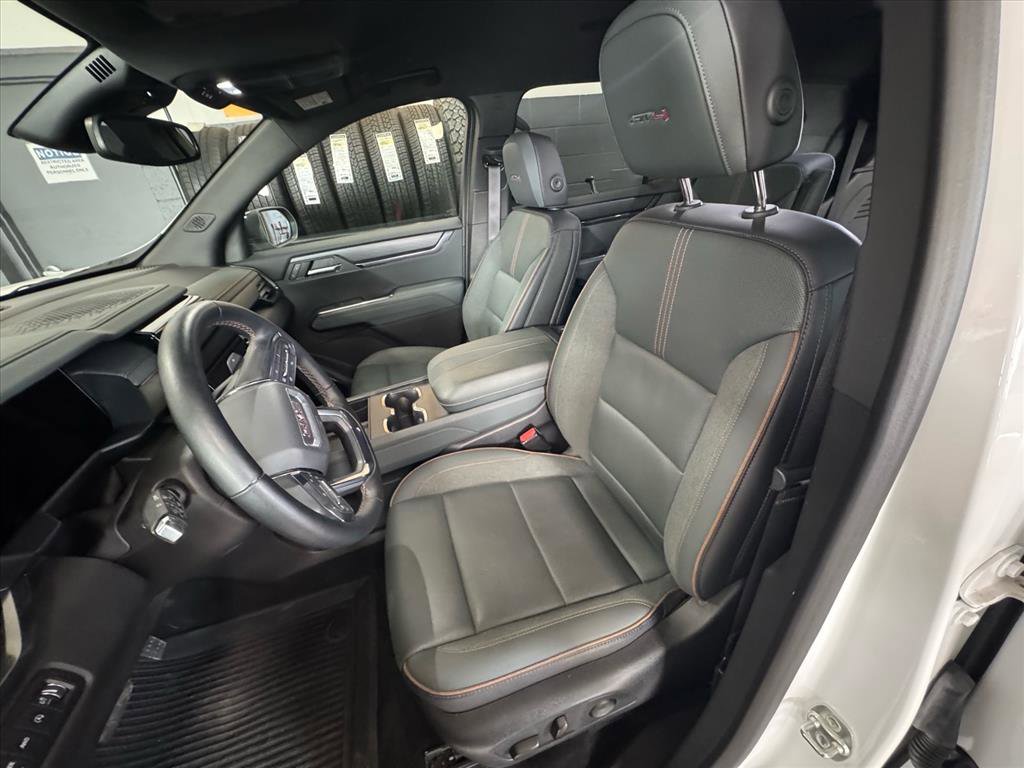 Used 2024 GMC Acadia AT4 w/ Luxury Package image 18