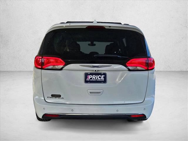 Used 2020 Chrysler Pacifica Touring-L image 6