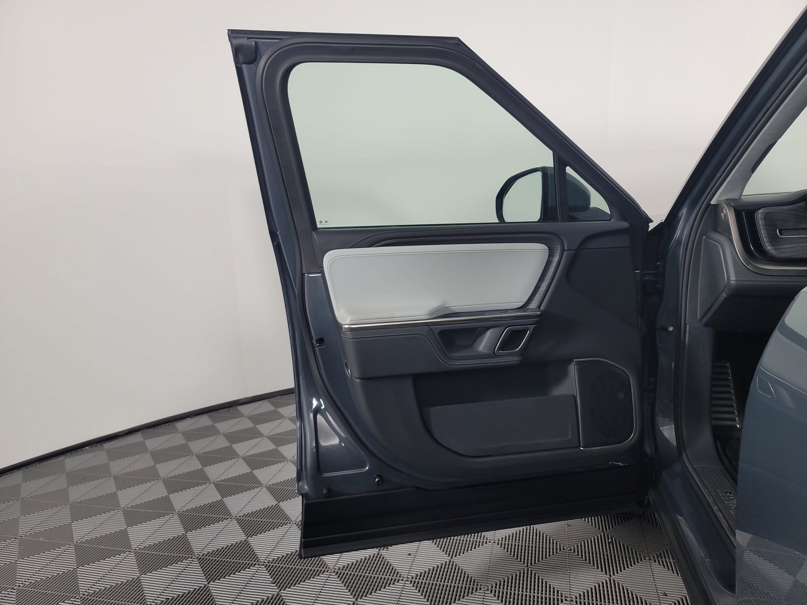Used 2024 Rivian R1S Adventure AWD/4WD image 16