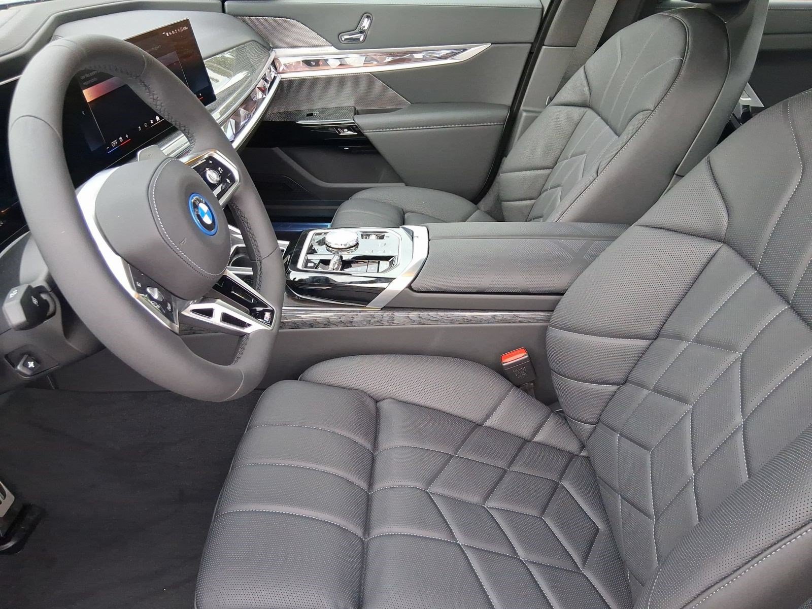 Used 2026 BMW 750e xDrive AWD/4WD image 5