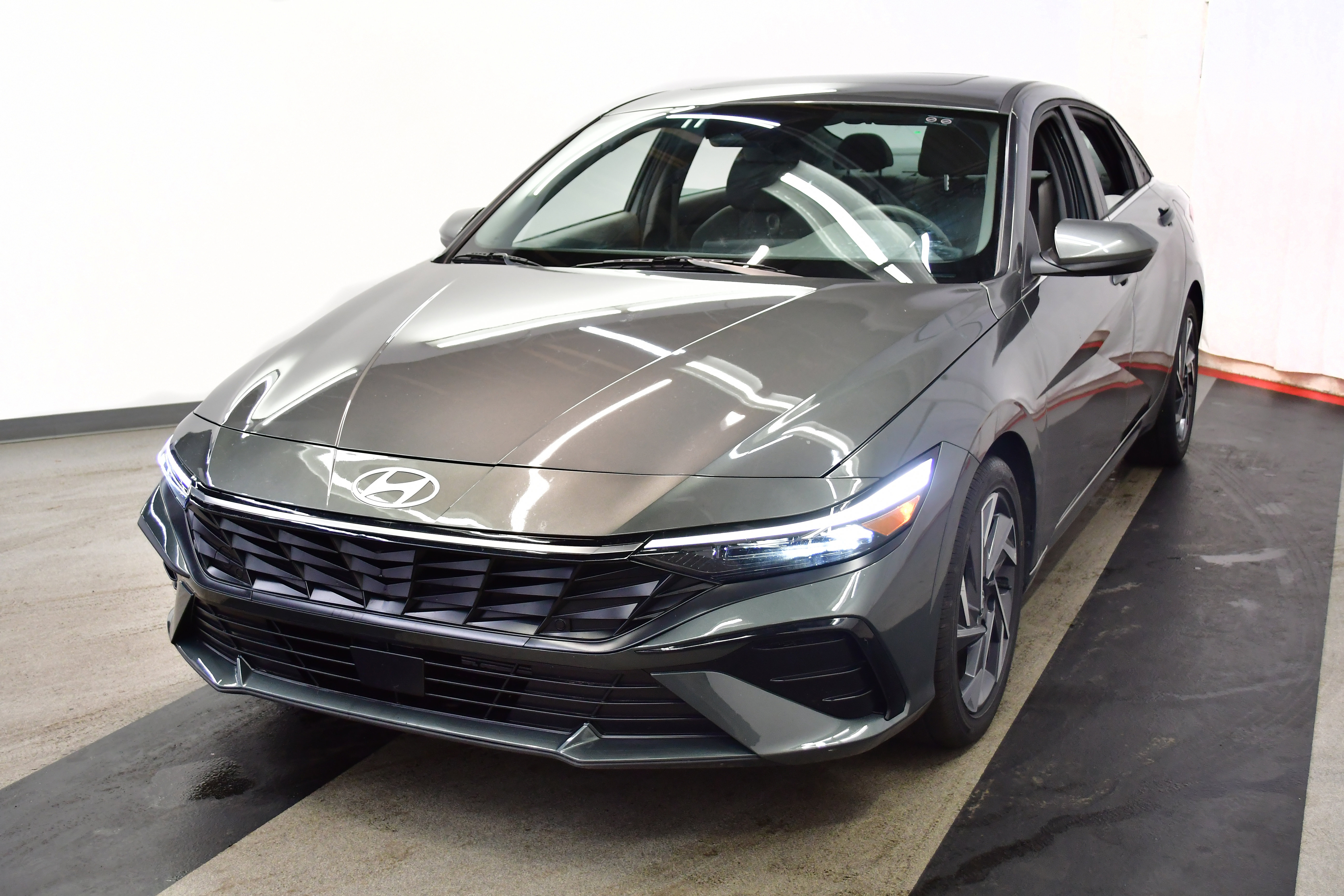 Used 2025 Hyundai Elantra SEL image 3