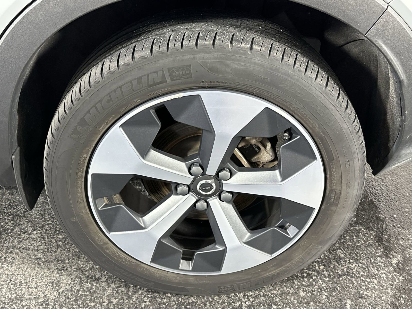 Used 2024 Volvo XC40 B5 Plus image 10