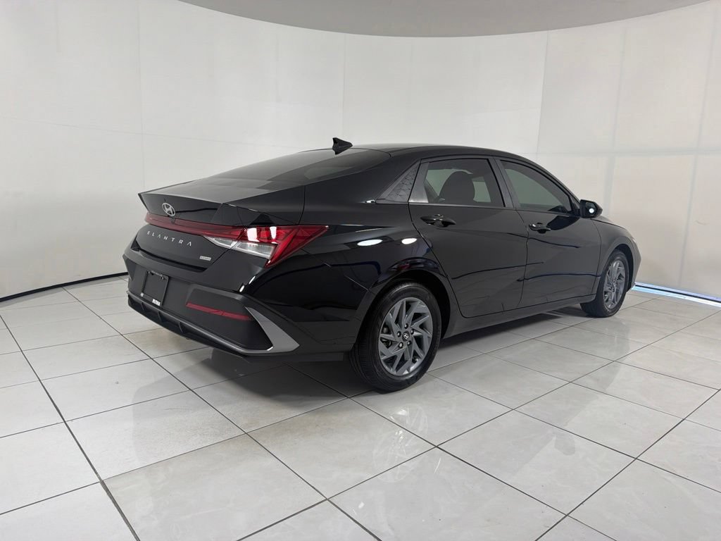 Used 2025 Hyundai Elantra Hybrid FWD image 5