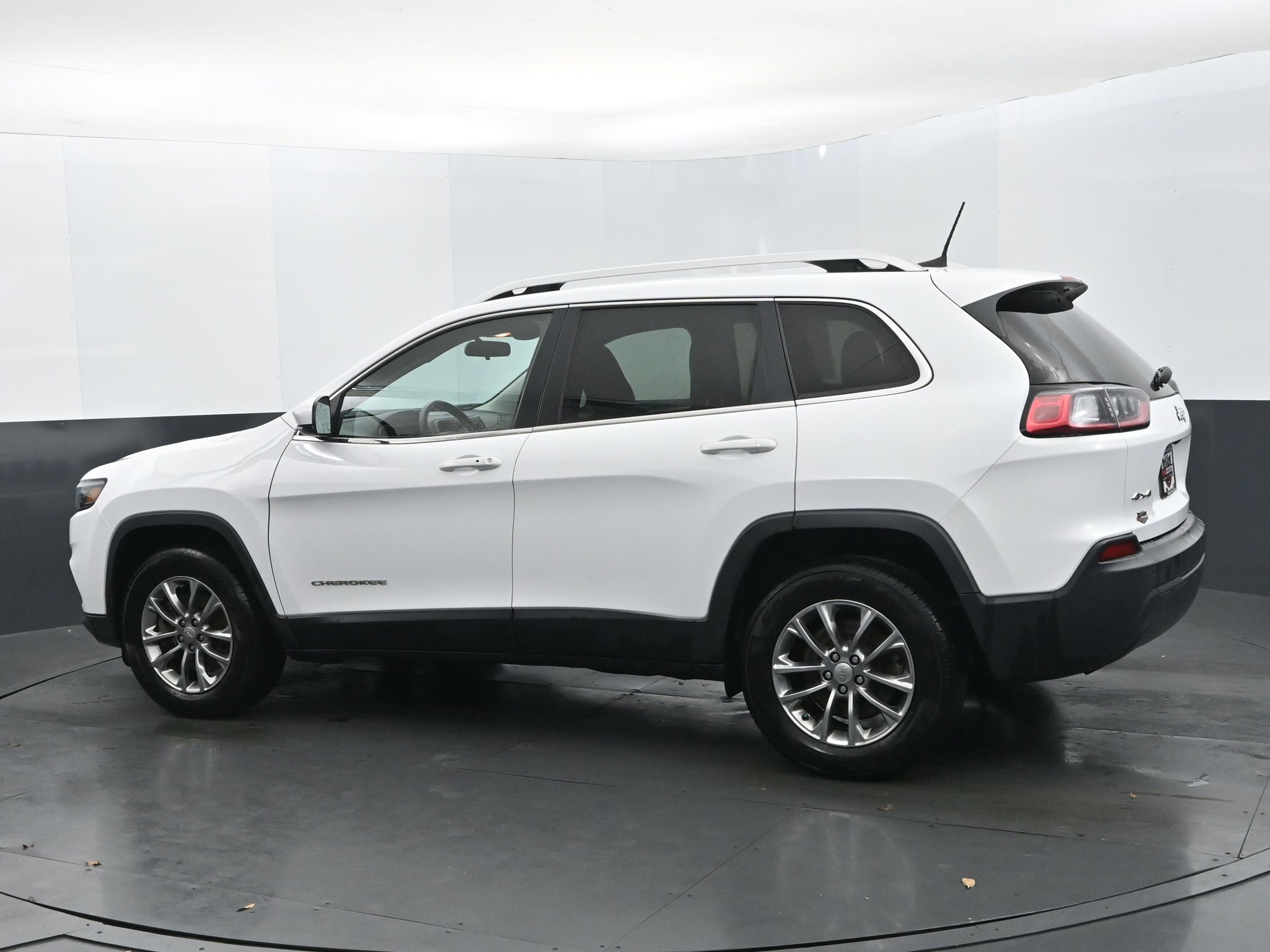 Used 2020 Jeep Cherokee Latitude Plus image 3