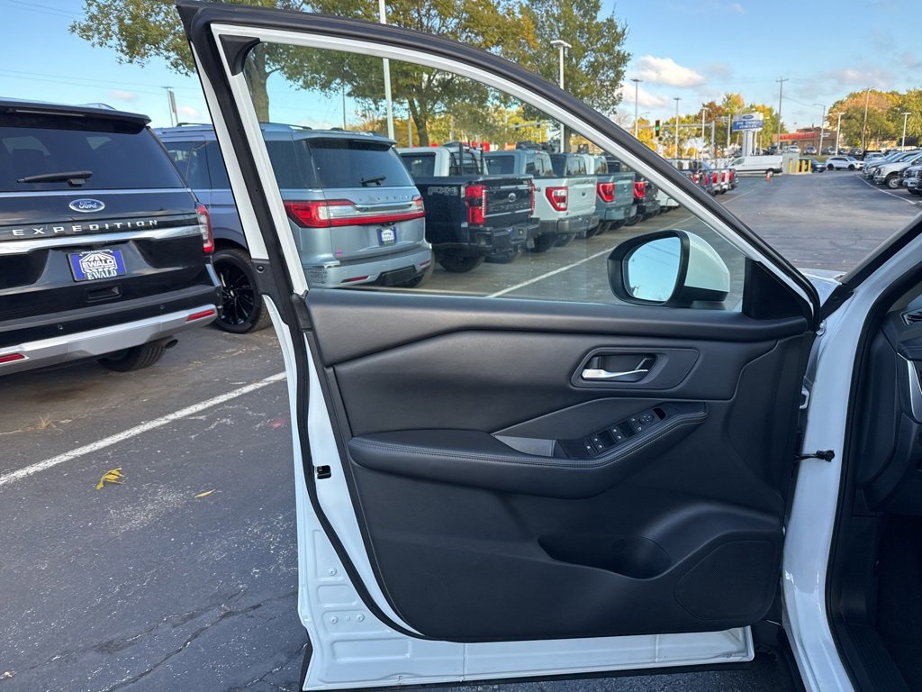 Used 2024 Nissan Rogue SV image 8