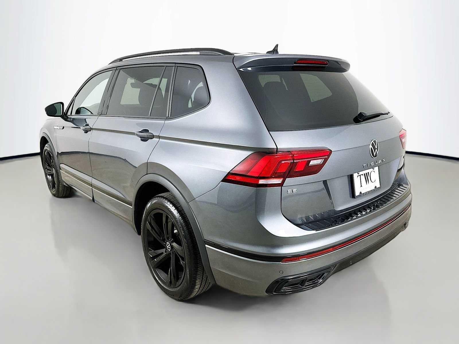 Used 2023 Volkswagen Tiguan SE R-Line AWD/4WD image 7