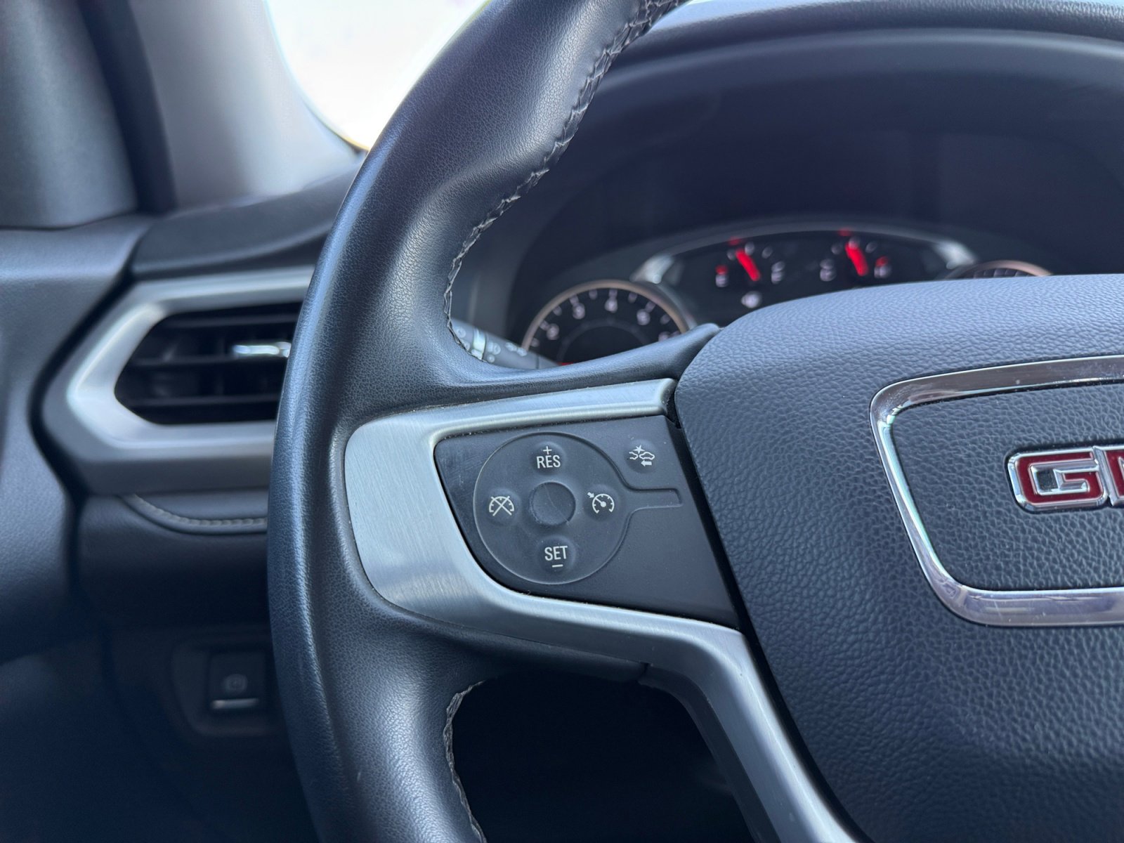 Used 2023 GMC Acadia SLT image 19