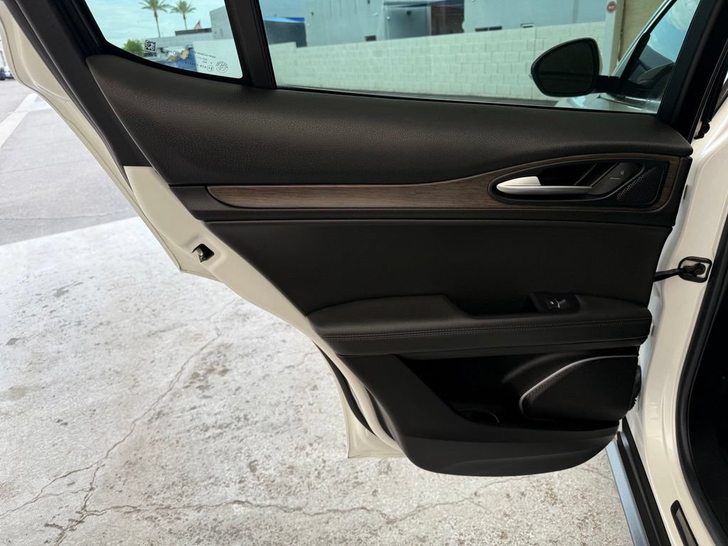 Used 2018 Alfa Romeo Stelvio Ti AWD/4WD image 16