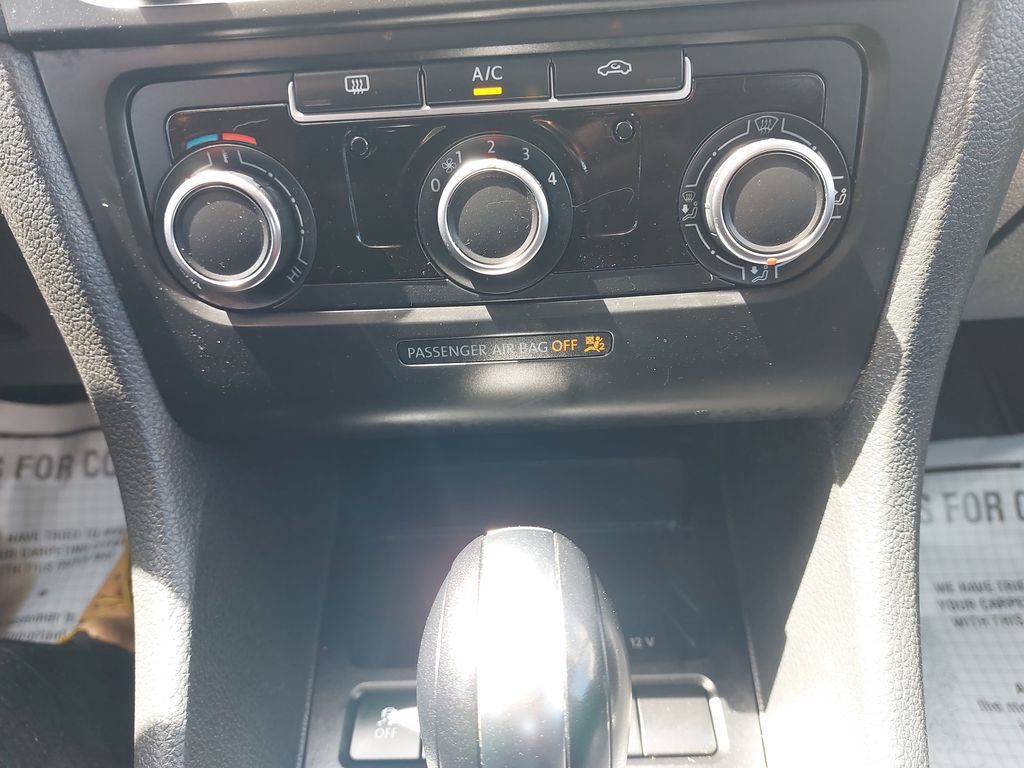 Used 2013 Volkswagen Golf 4-Door FWD image 17