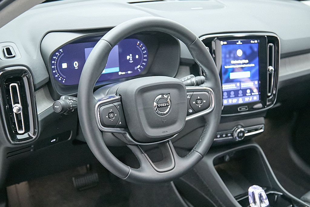 Certified 2025 Volvo XC40 B5 Ultra AWD/4WD image 13