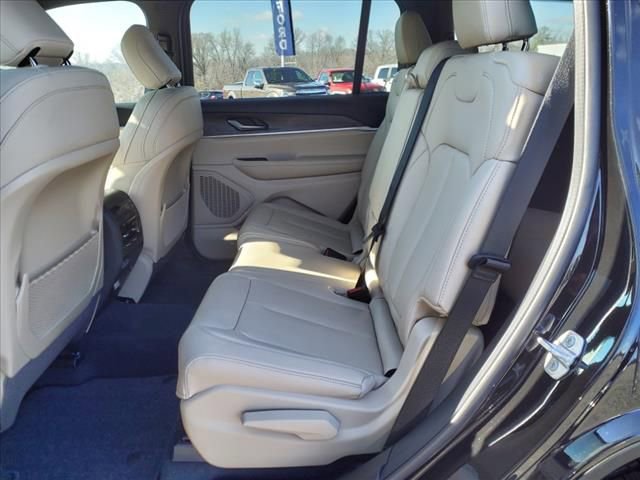 Used 2025 Jeep Grand Cherokee L Limited w/ Black Appearance Package AWD/4WD image 6