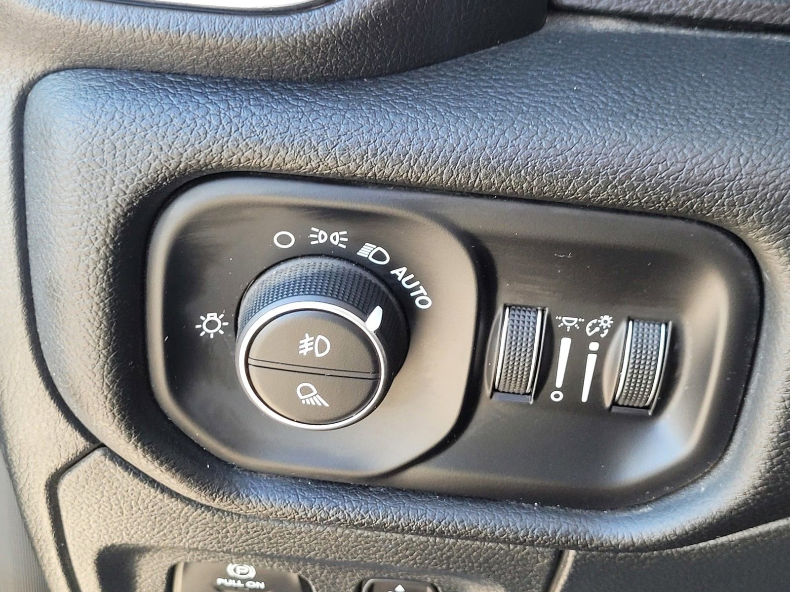 Used 2025 RAM 1500 Laramie image 29