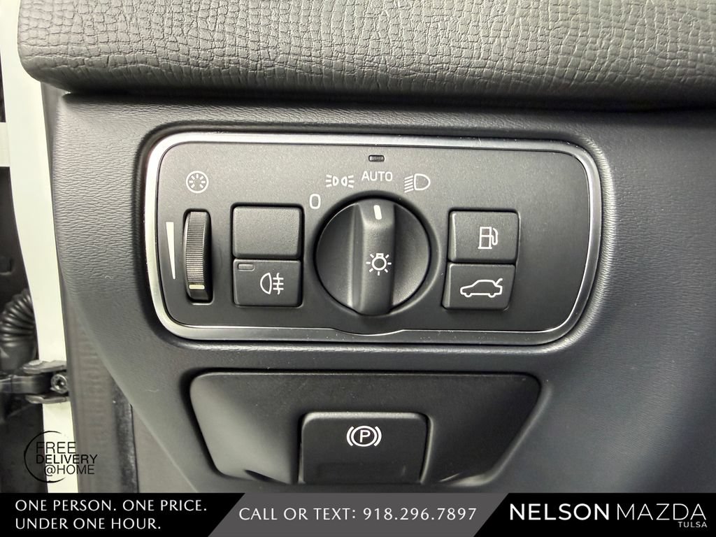 Used 2016 Volvo XC60 T5 w/ Proximity Package FWD image 24