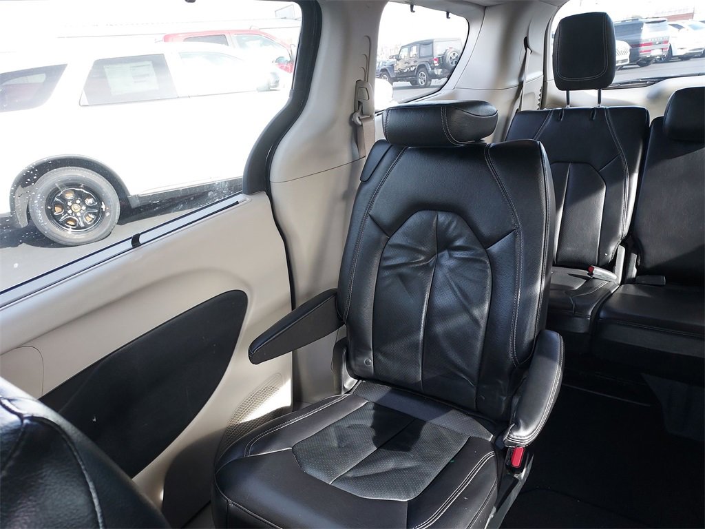 Used 2022 Chrysler Pacifica Touring-L image 12