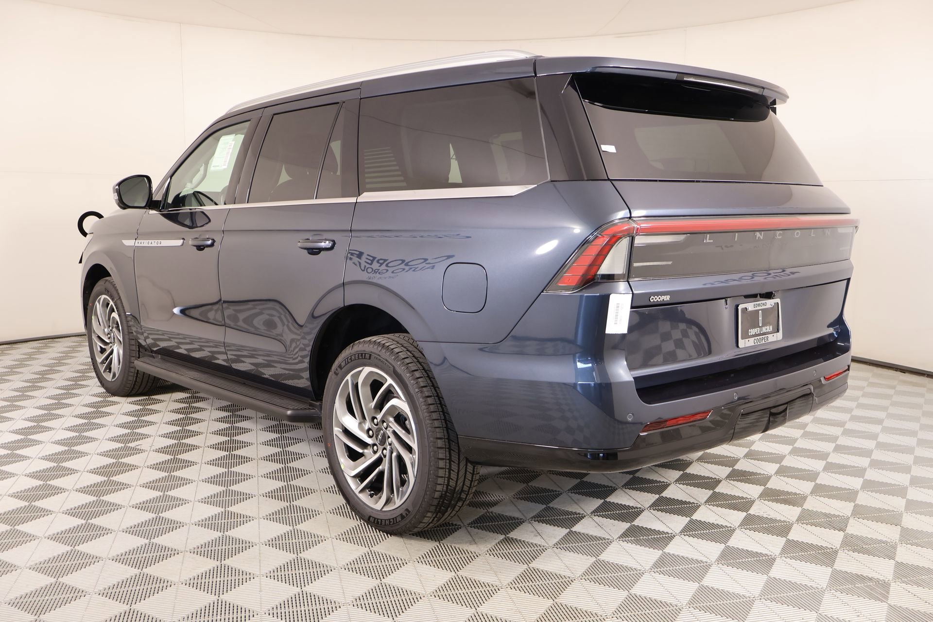 New 2026 Lincoln Navigator Premiere AWD/4WD image 22