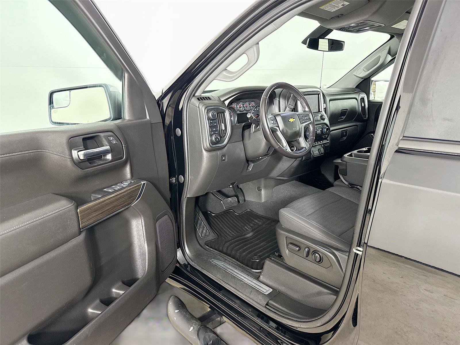 Used 2022 Chevrolet Silverado 1500 LT image 3