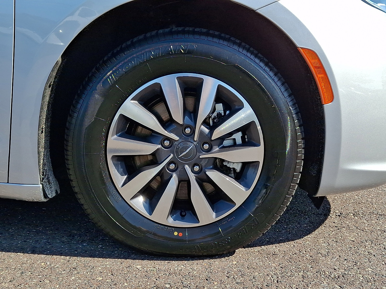 Used 2024 Chrysler Pacifica Limited FWD image 8