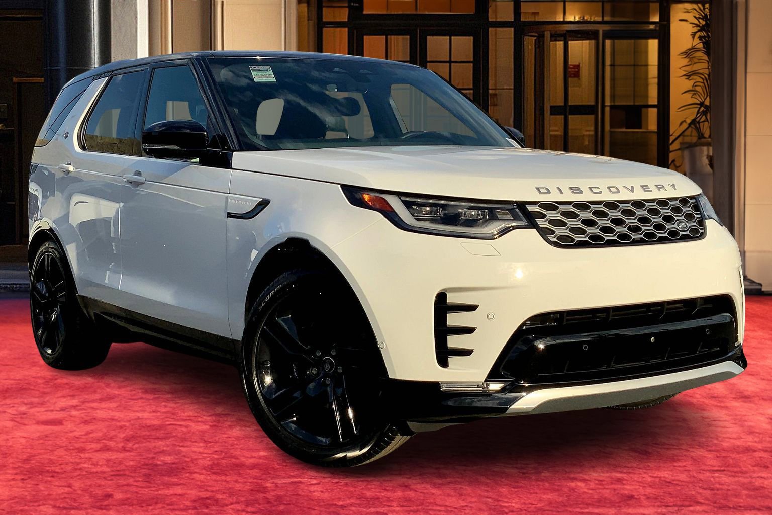 Used 2024 Land Rover Discovery Metropolitan Edition image 2