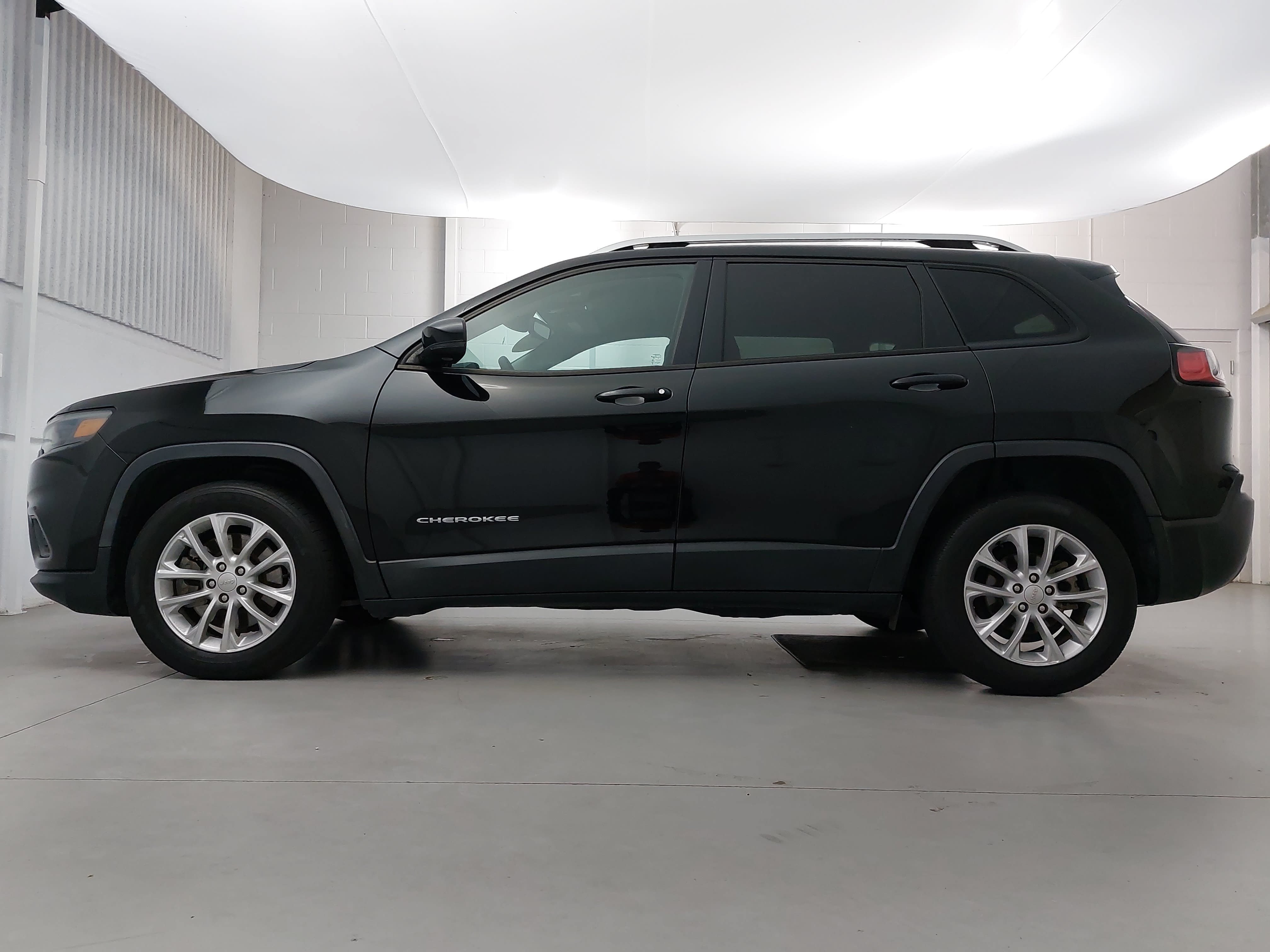 Used 2021 Jeep Cherokee Latitude FWD image 2