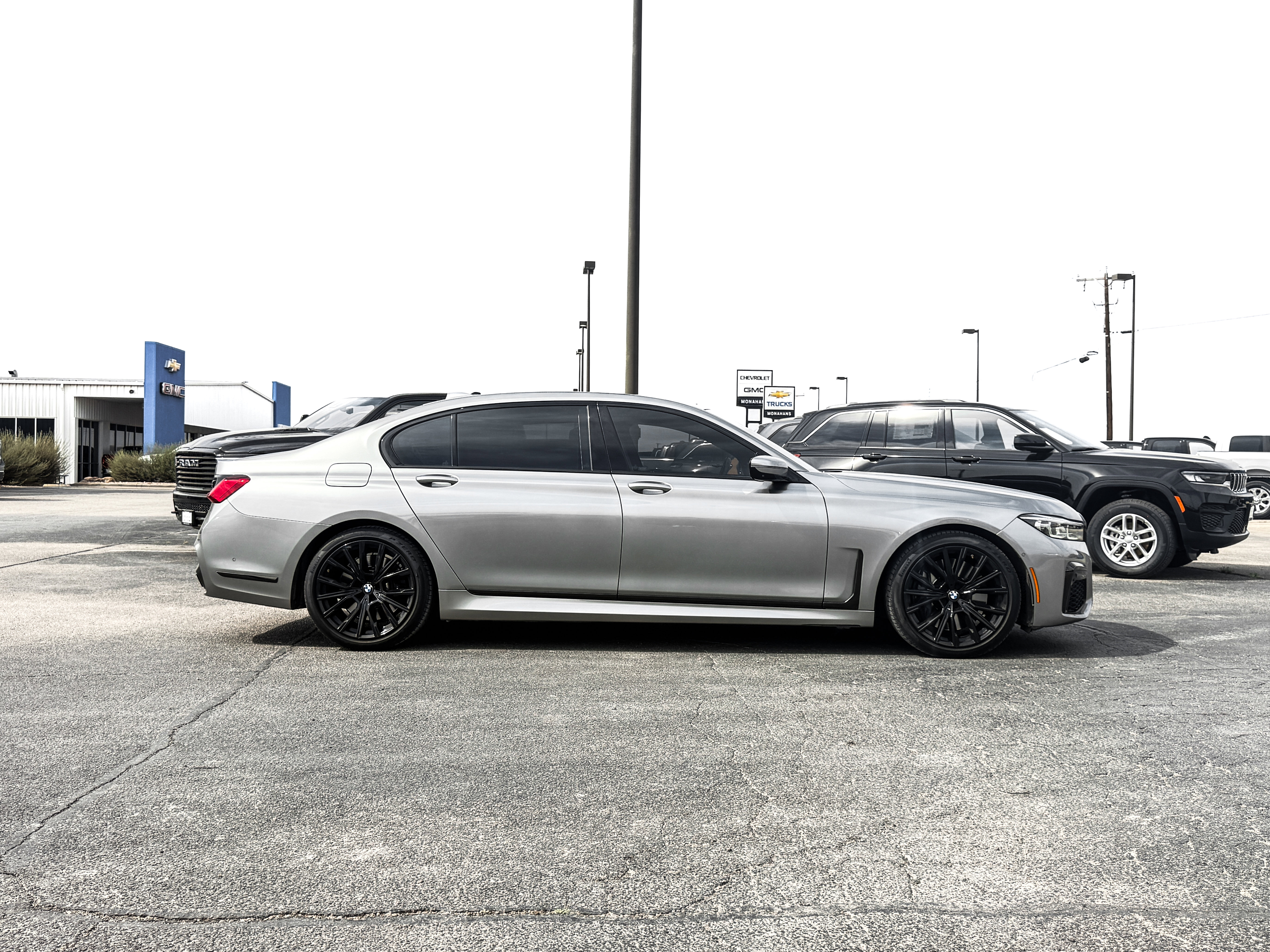 Used 2021 BMW 750i xDrive w/ Autobahn Package image 4