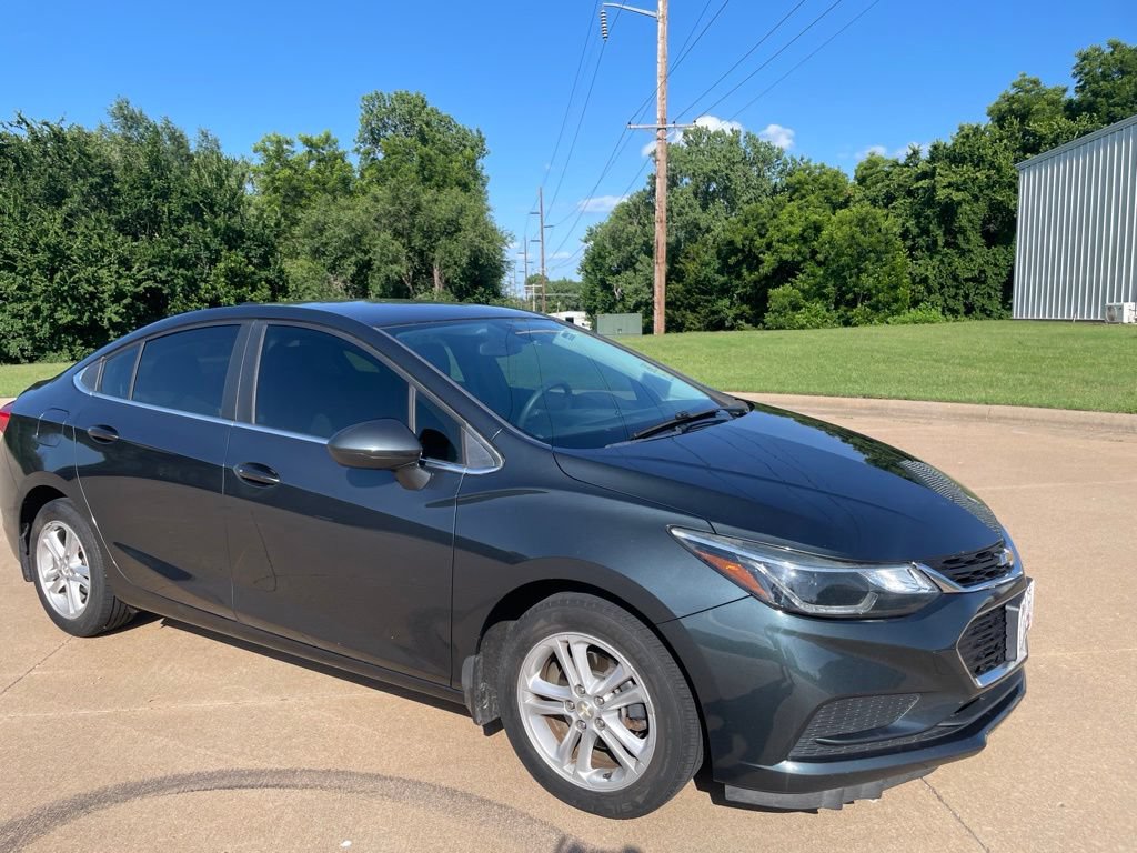 Used 2017 Chevrolet Cruze LT w/ Convenience Package FWD image 3