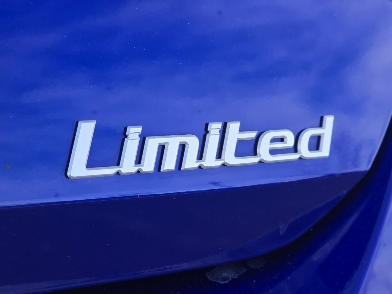 Used 2024 Hyundai Elantra Limited image 12