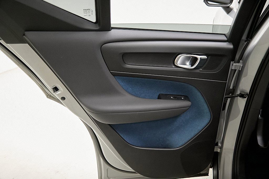 Certified 2023 Volvo XC40 Recharge Ultimate image 19