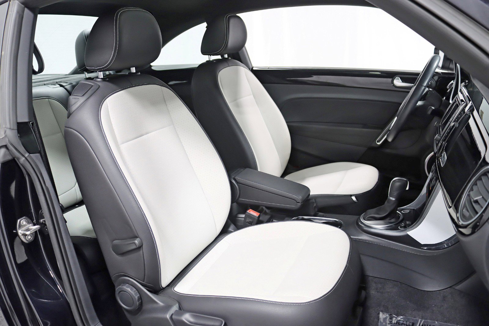 Used 2018 Volkswagen Beetle 2.0T SE FWD image 24