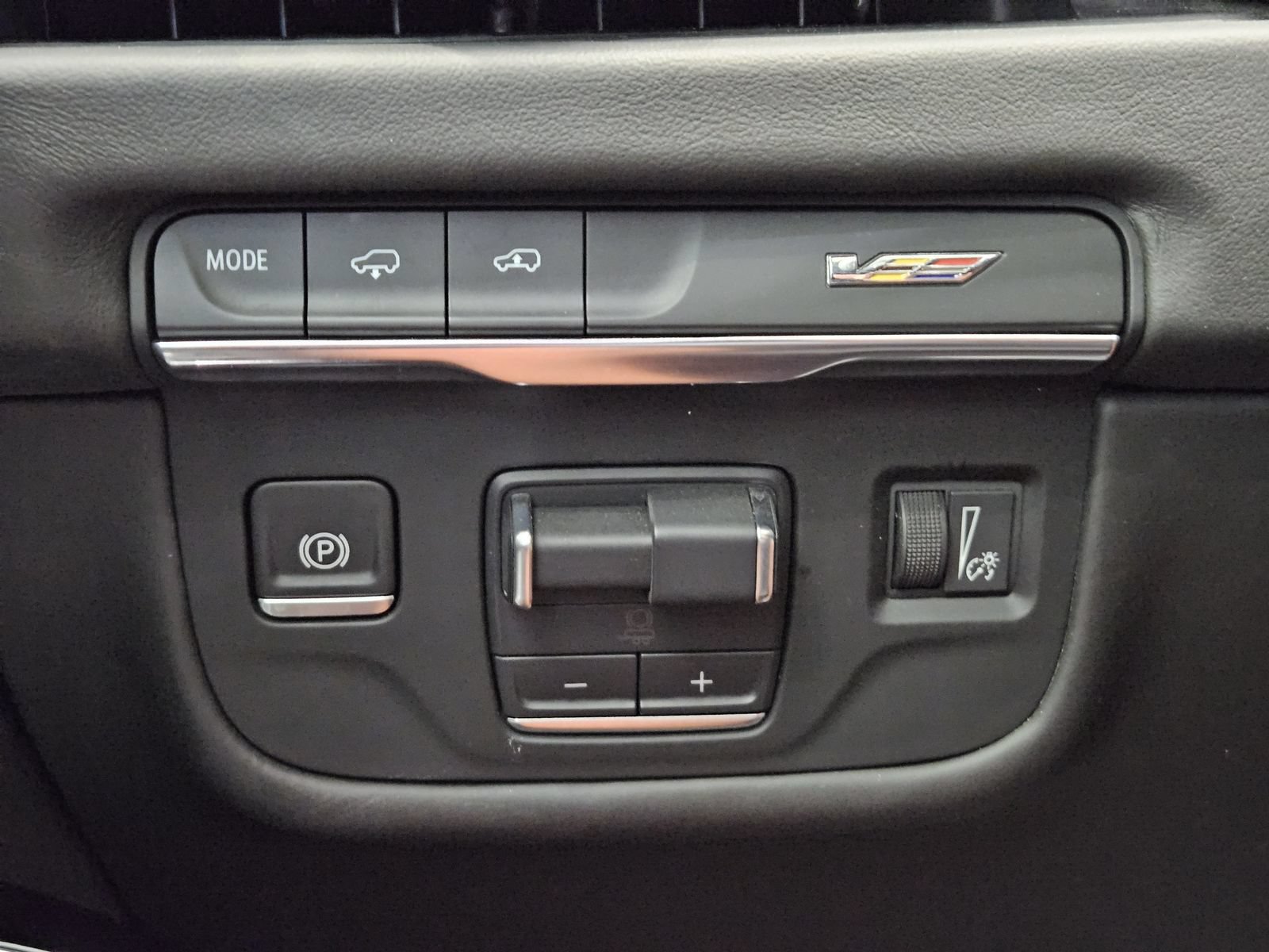 Certified 2025 Cadillac Escalade ESV V AWD/4WD image 18