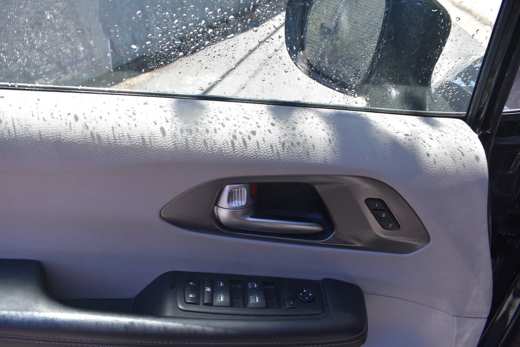 Used 2024 Chrysler Pacifica Touring-L FWD image 11