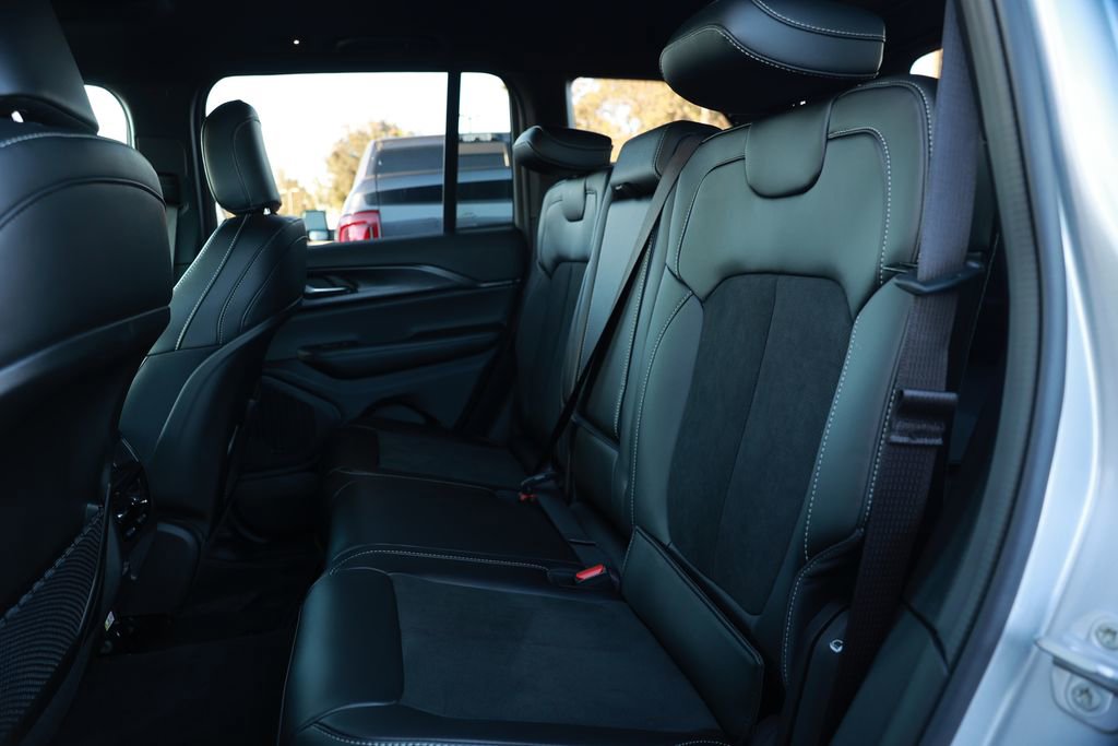 New 2025 Jeep Grand Cherokee Altitude AWD/4WD image 28