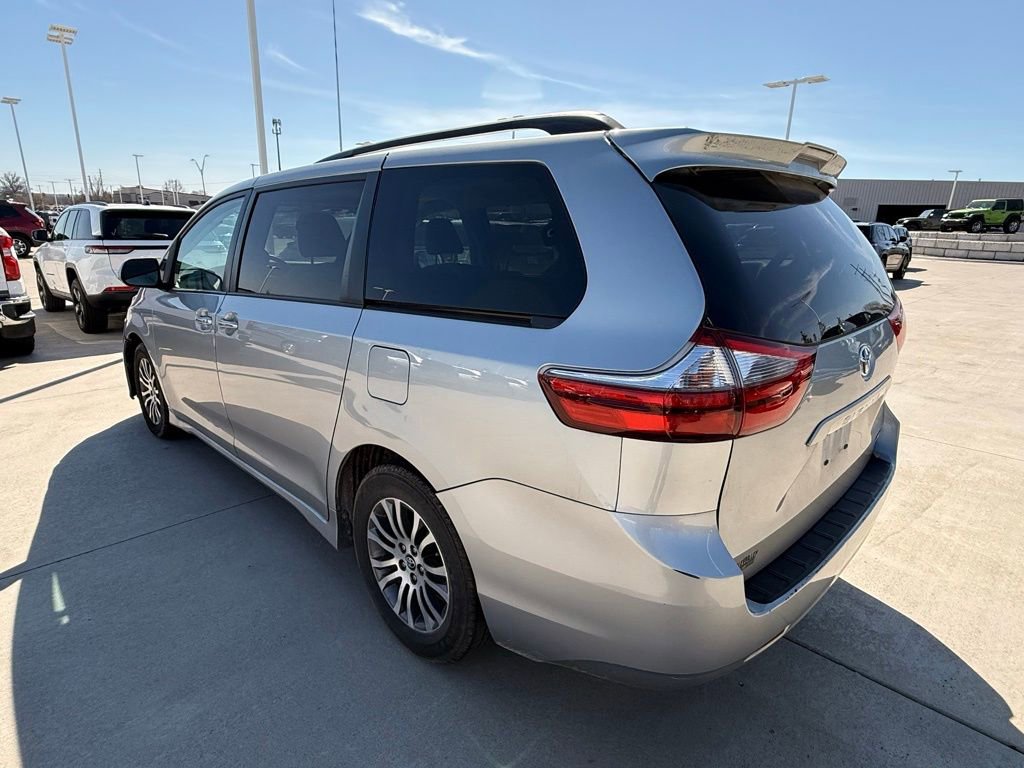 Used 2020 Toyota Sienna XLE video 3