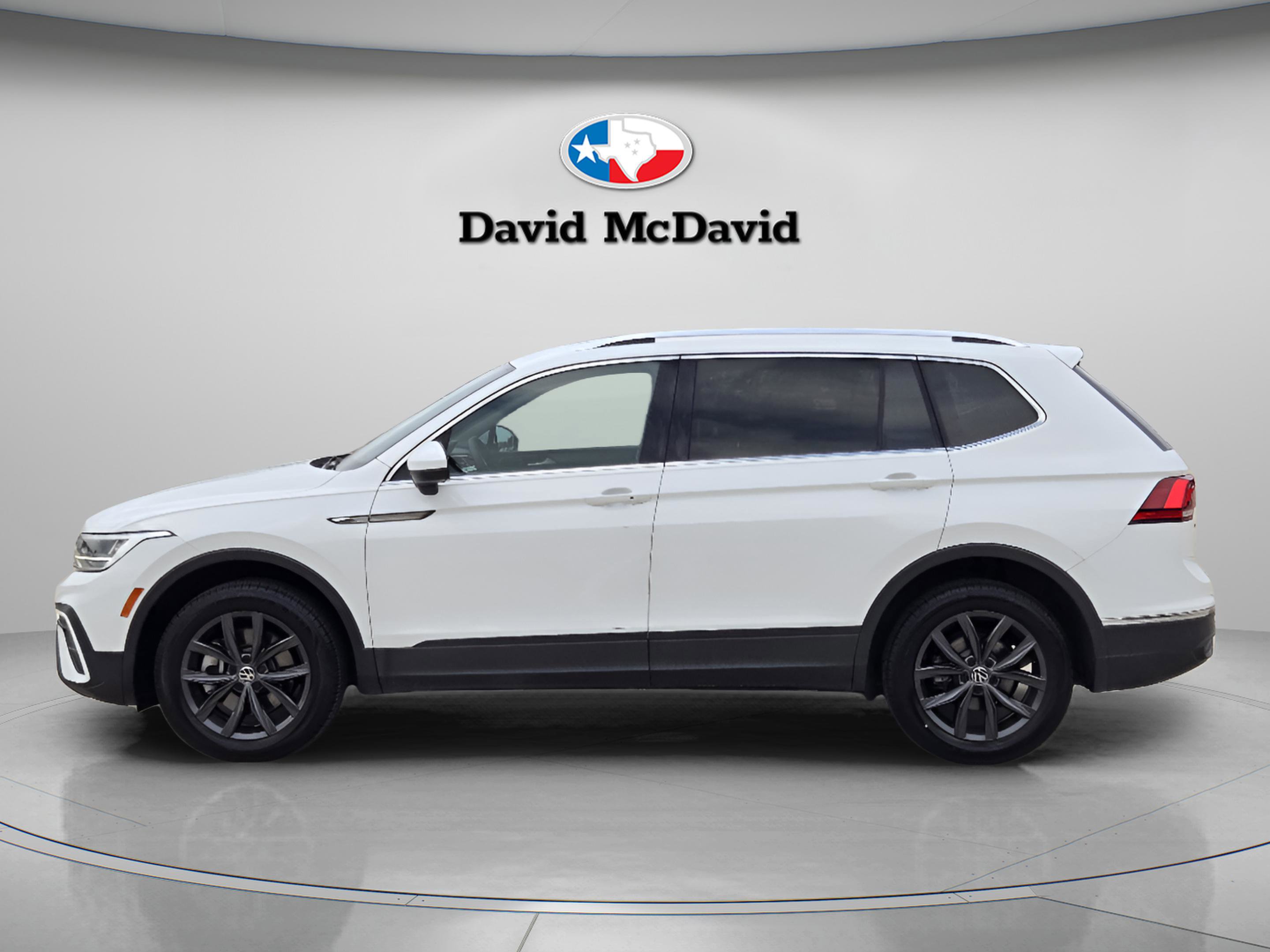 Used 2022 Volkswagen Tiguan SE AWD/4WD image 2