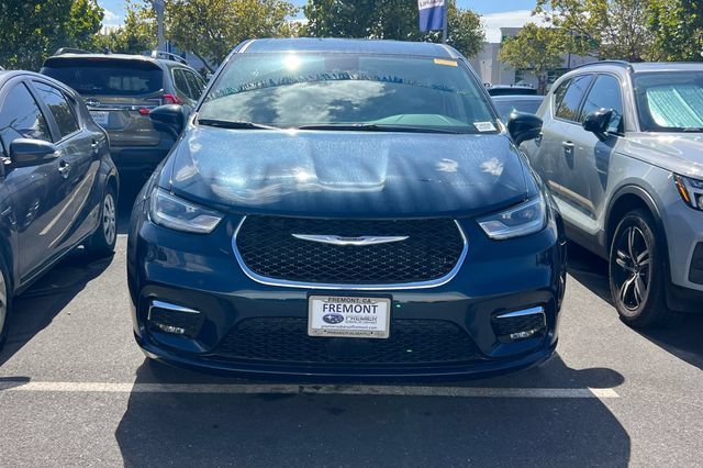 Used 2023 Chrysler Pacifica Touring-L FWD image 3